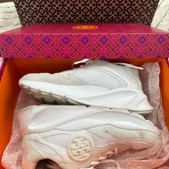 Tory Burch White Women's Sneakers
In very good condition - Picture 7 of 10